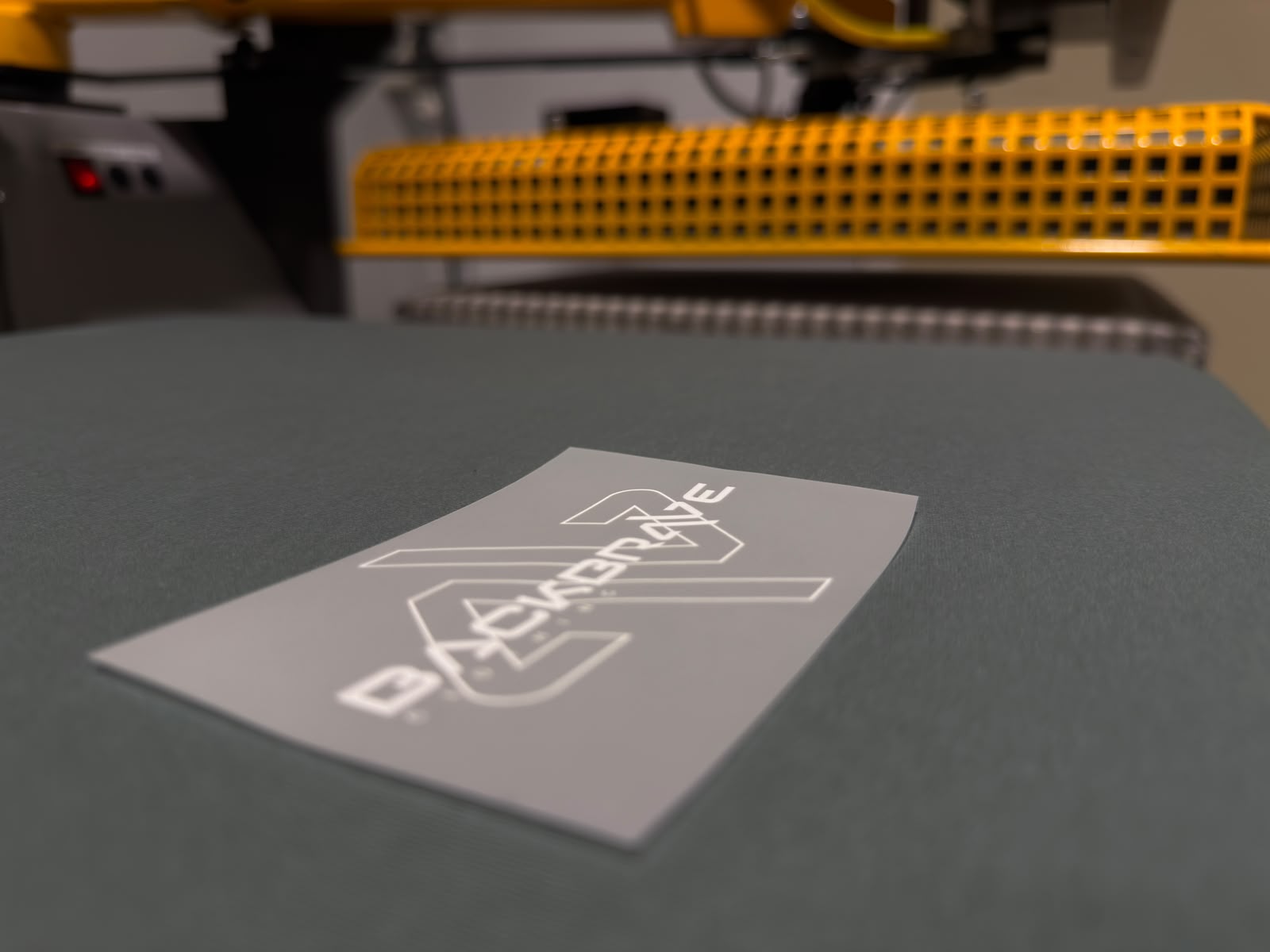 Backbrave DTF-transfer op de drukpers in de studio in Zelhem
