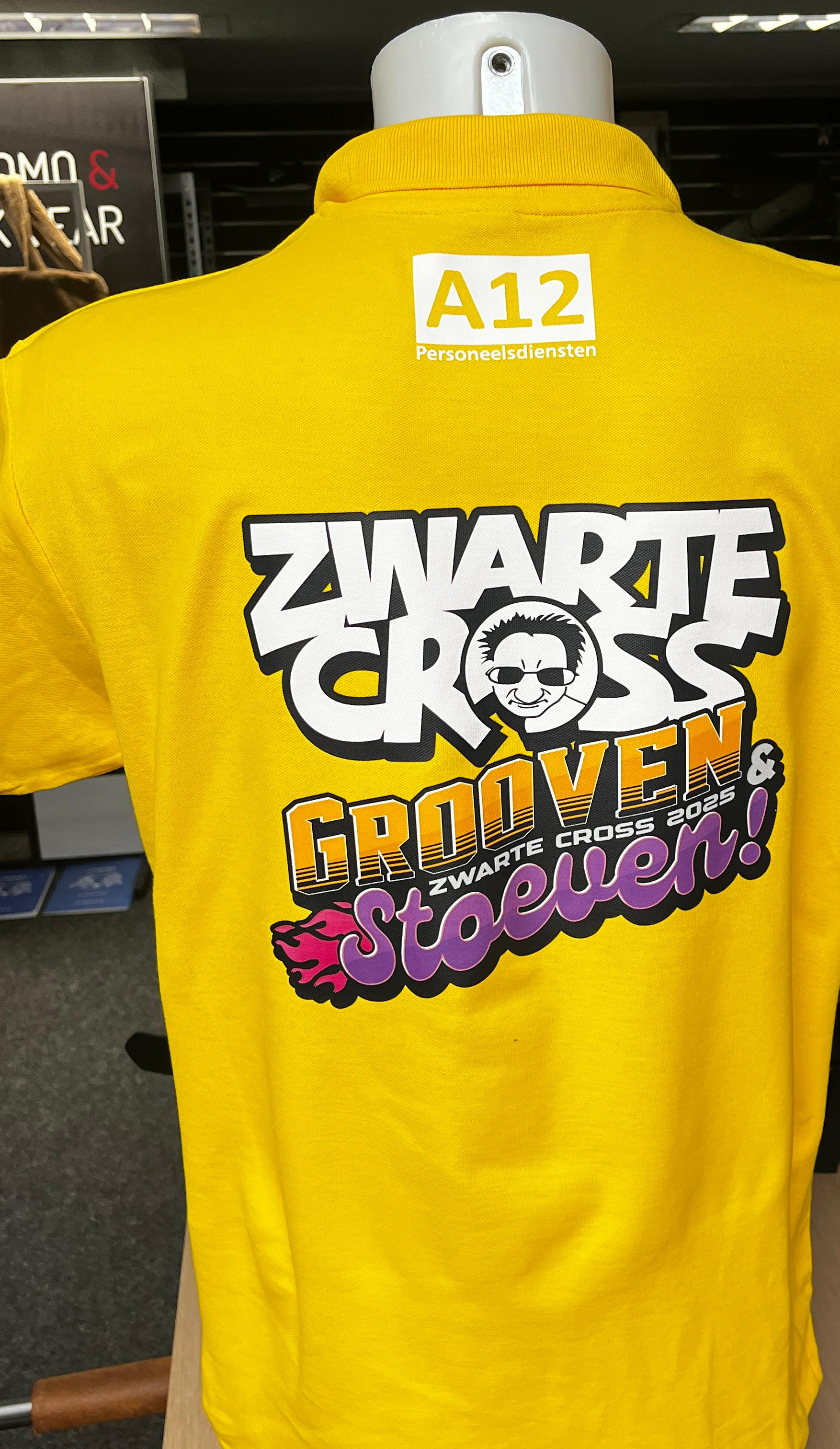 Gele polo met full-colour DTF-opdruk, bedrukt in de Backbrave studio in Zelhem